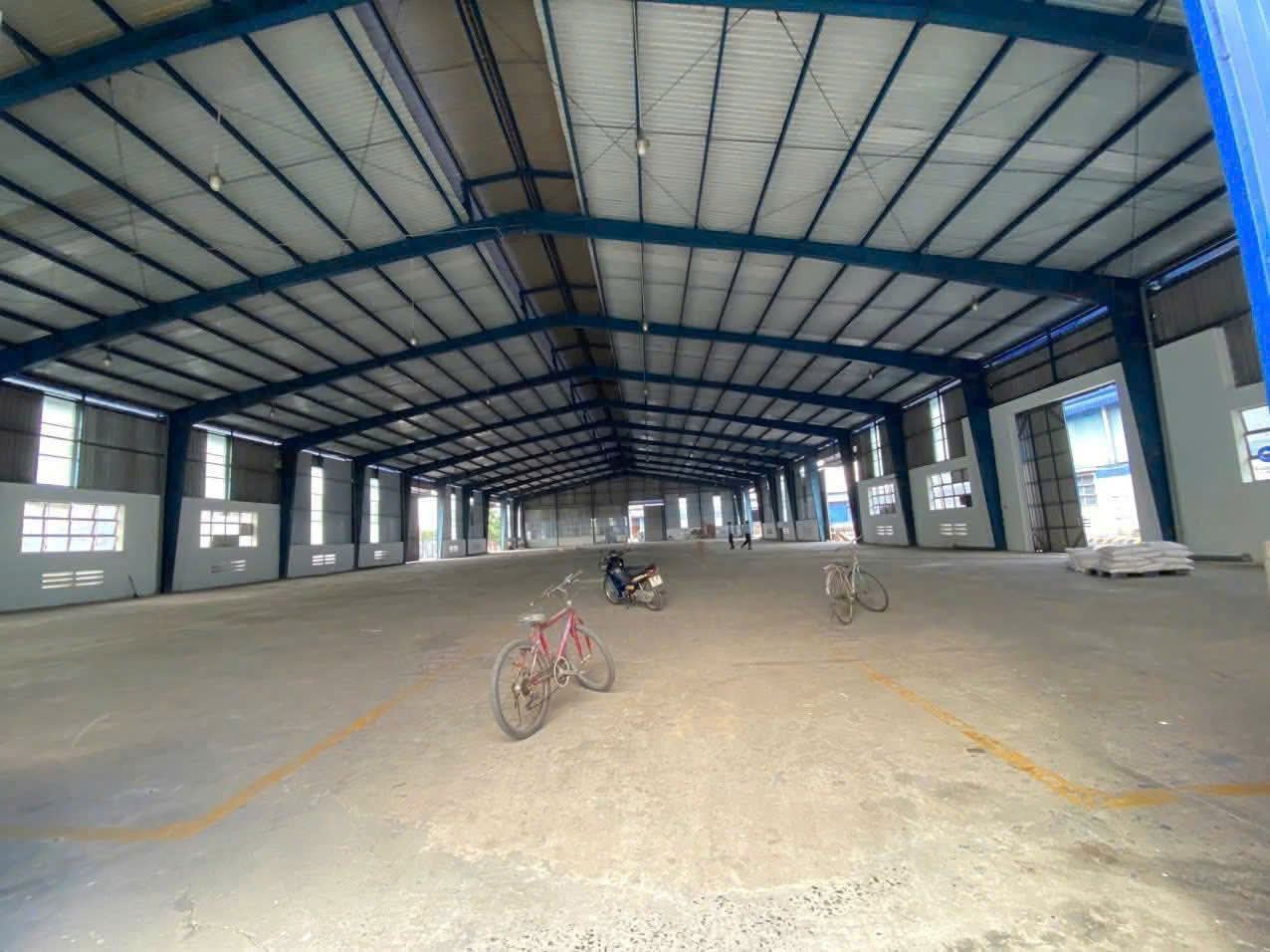KHO XƯỞNG CHUẨN LOGISTICS NGAY CẦU VƯỢT BÌNH PHƯỚC – XE CONTAINER ĐẬU CỬA 16006666