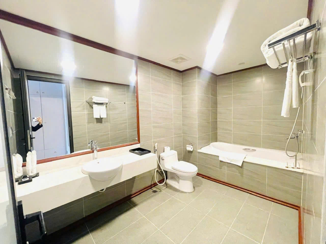 Chính chủ cần bán căn hộ chung cư khách sạn 5 sao trong khu Beverly Hills Đức Dương 16007619