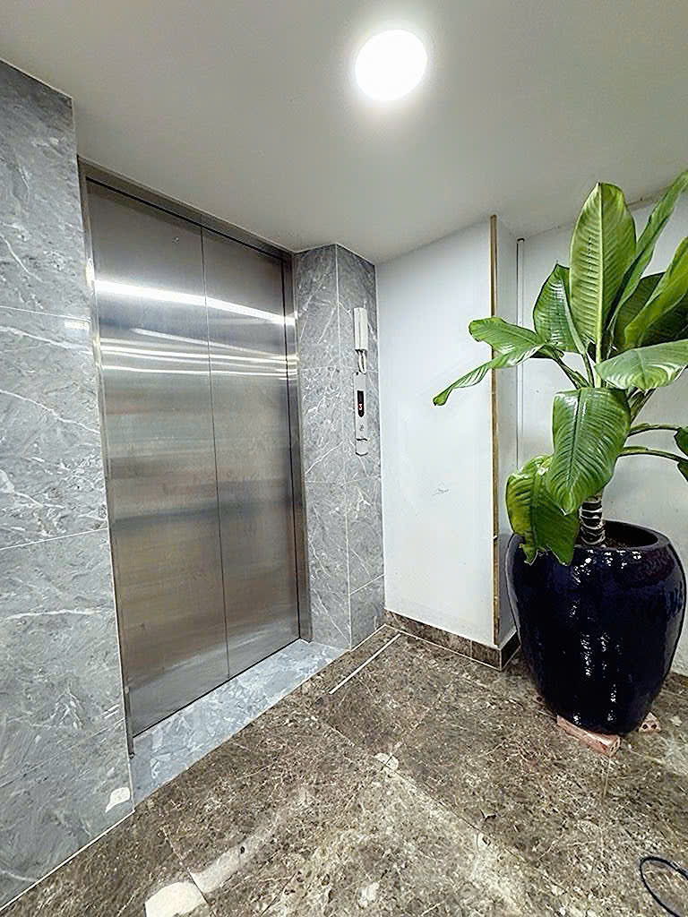 BÁN NHÀ 5 TẦNG THANG MÁY - XE HƠI NGỦ TRONG NHÀ Đ.BẾN VÂN ĐỒN, P.KHÁNH HỘI, QUẬN 4 - NGANG HIẾM 16007640