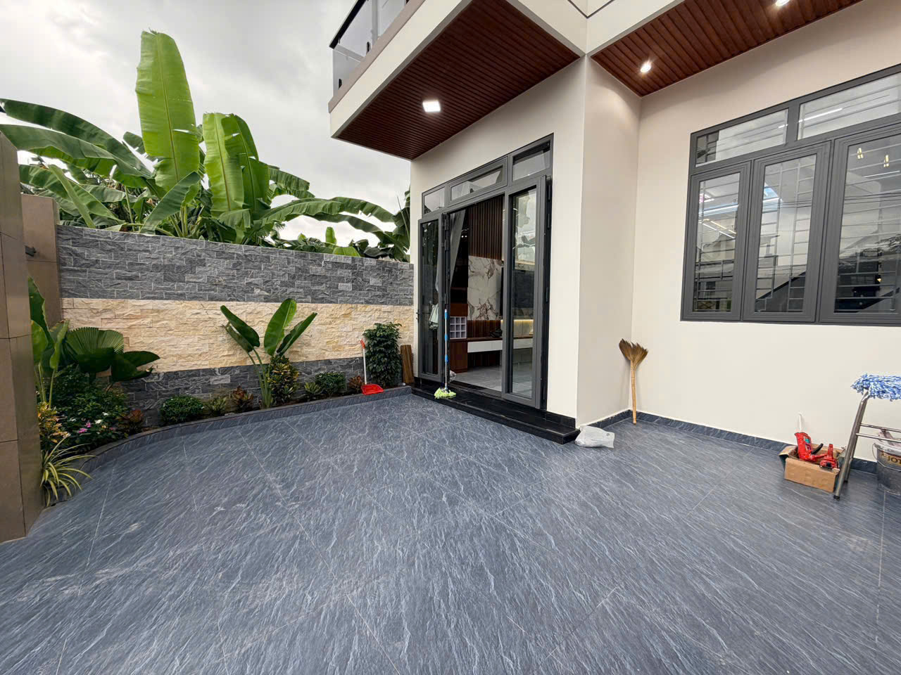 GIẢM GIÁ CÒN 5.9 TỶ – NHÀ ĐẸP MÁI NGÓI, FULL NỘI THẤT, XE HƠI TRONG NHÀ 16007717