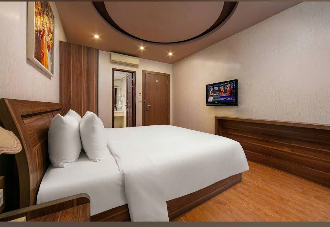 Bán Nhà Mặt Phố Trần Quốc Vượng. Thang Máy. Lô Góc. Ô Tô. Vỉa Hè. DT 130m2. Giá 69.5 Tỷ. 16008005
