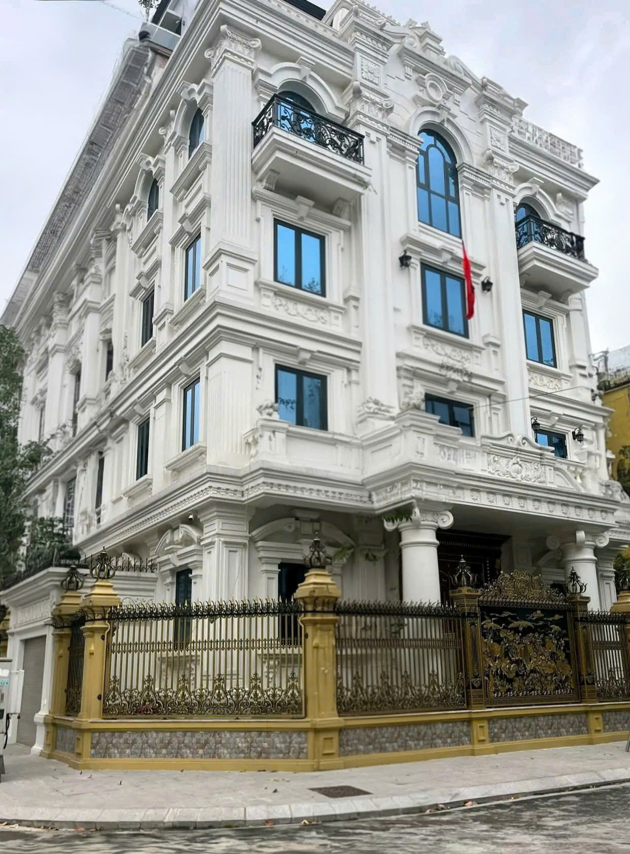 Cho thuê nhà, Chùa Láng, Nguyễn Chí Thanh, THANG MÁY, 326m2x 4T -62 tr 16008119