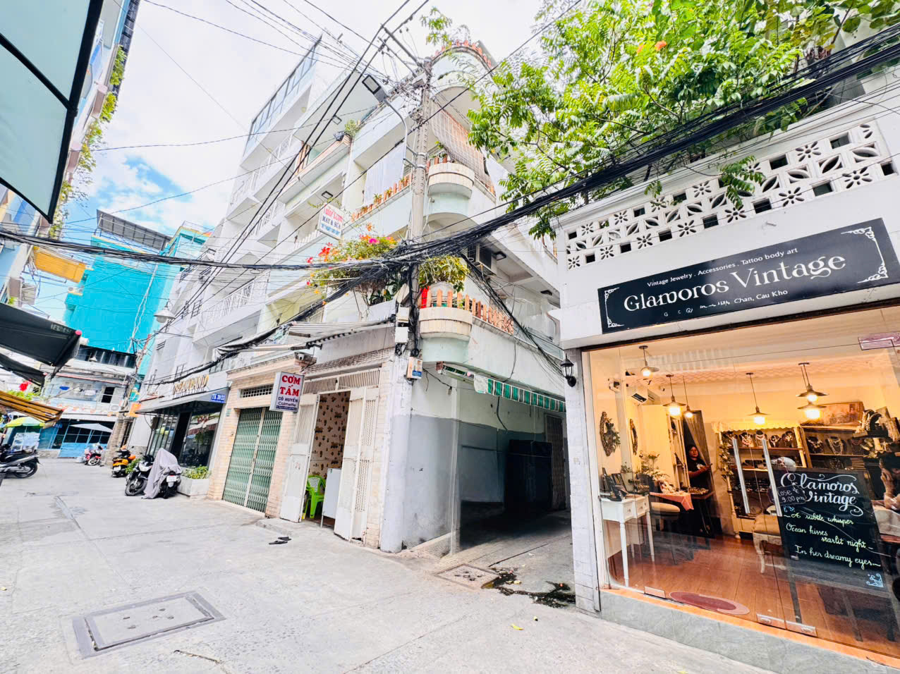 QUẬN 1: BÁN CHDV CAO CẤP ĐANG KHAI THÁC KHÁCH NƯỚC NGOÀI LƯU TRÚ MẶT TIỀN XE HƠI ĐẬU CỬA TRẦN HƯNG 16008223