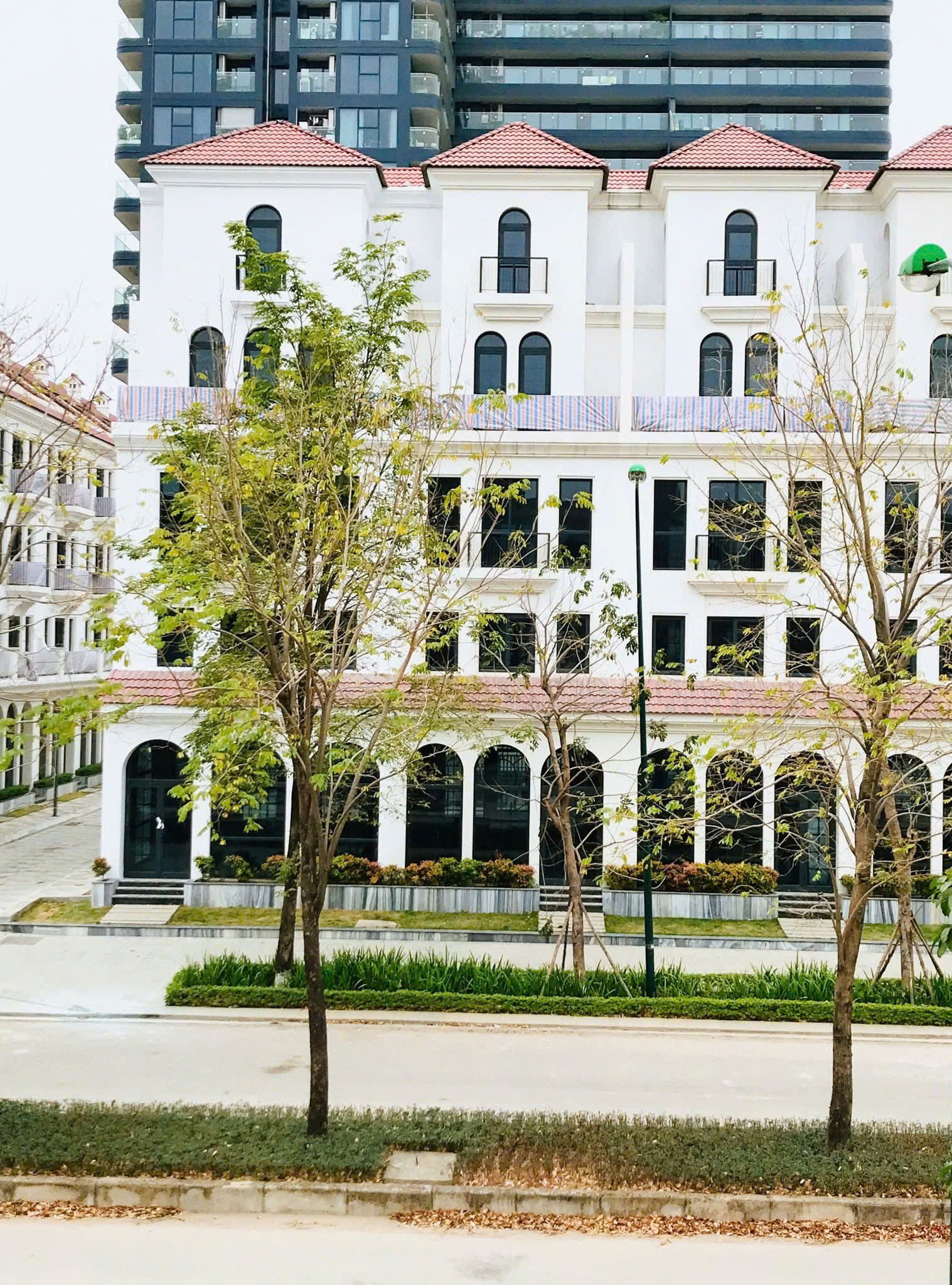 CHO THUÊ SH SUNSHINE GOLDEN RIVER  134M²  HƠN 500M² SÀN  5 TẦNG + HẦM  45 TRIỆU 16008365