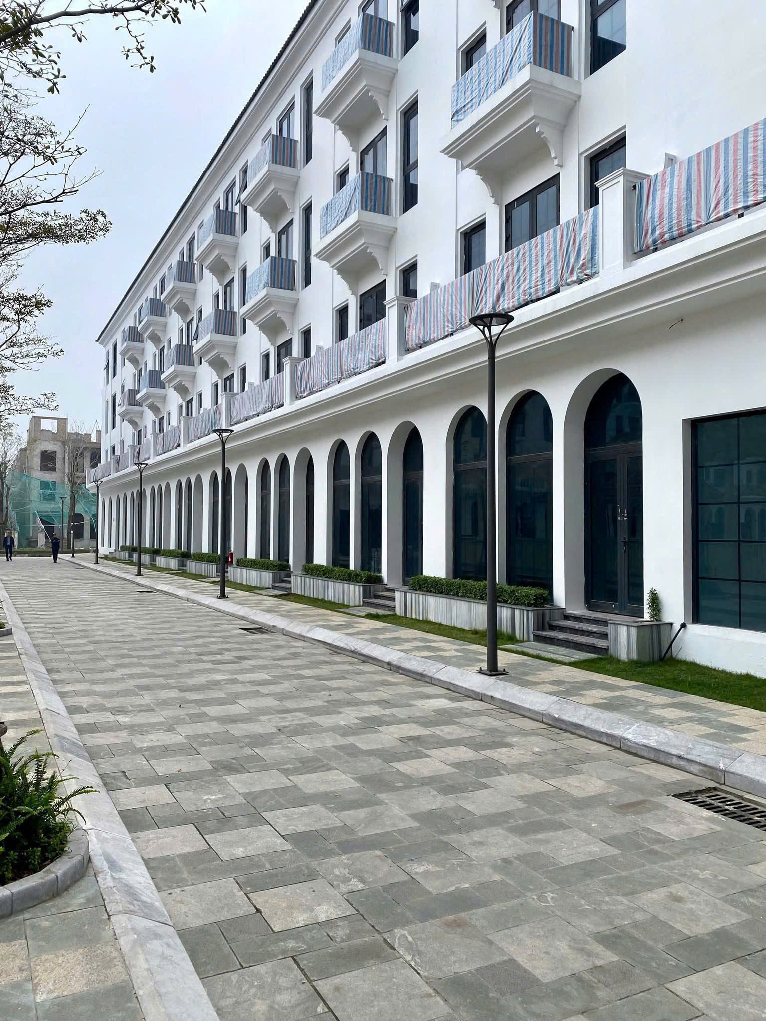 CHO THUÊ SH SUNSHINE GOLDEN RIVER  134M²  HƠN 500M² SÀN  5 TẦNG + HẦM  45 TRIỆU 16008365