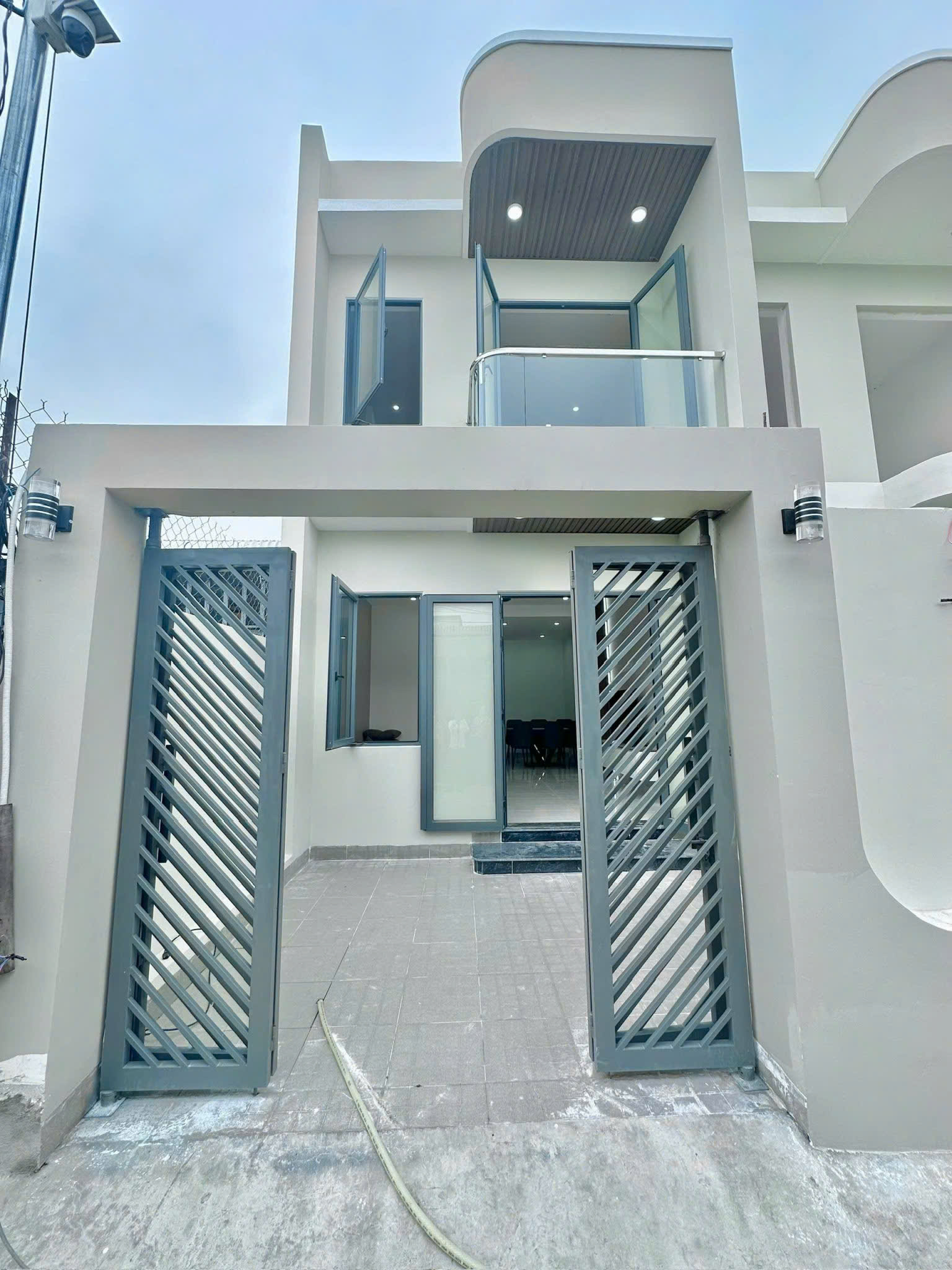Cần Bán Gấp Nhà Phố Hiện Đại DT768 – 81m², 3PN, Hướng Đông Nam 16008559