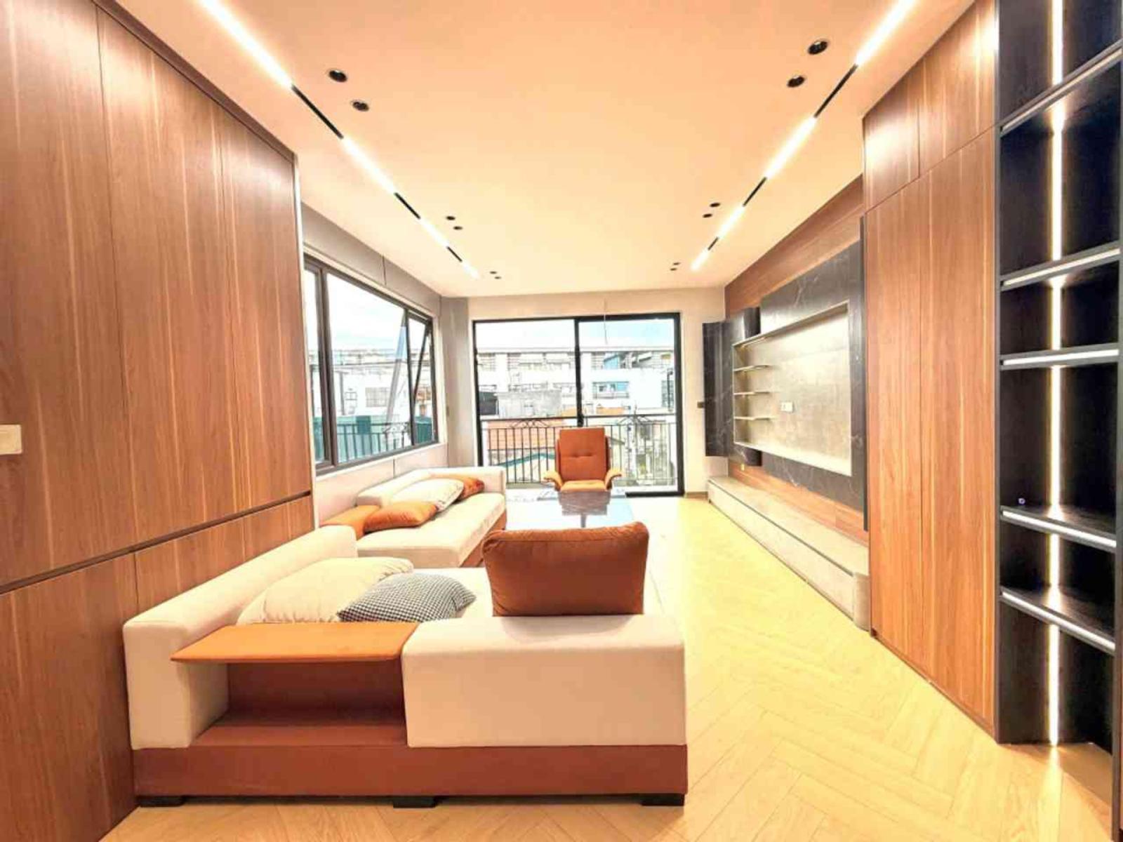 Bán nhà Long Biên 9 tỷ 40m Gara,Thang máy,nhà mới 16008621