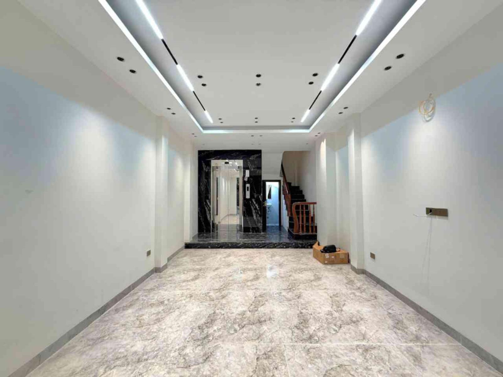 Bán nhà Long Biên 9 tỷ 40m Gara,Thang máy,nhà mới 16008621