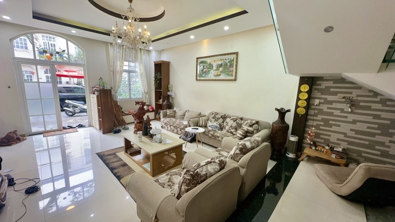 Bán nhà mặt tiền đường 357, Phước Long B, Q9, Thủ Đức, TP HCM. DT 95m2, 3 tầng, SHR. Giá 14.9 tỷ. 16008639