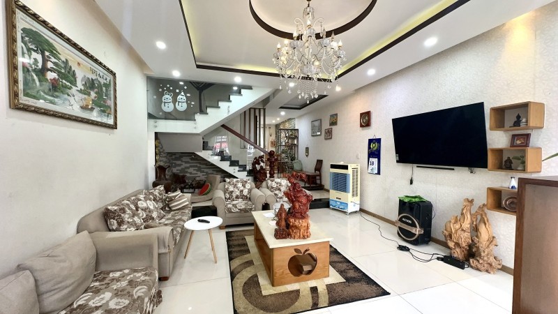 Bán nhà mặt tiền đường 357, Phước Long B, Q9, Thủ Đức, TP HCM. DT 95m2, 3 tầng, SHR. Giá 14.9 tỷ. 16008639