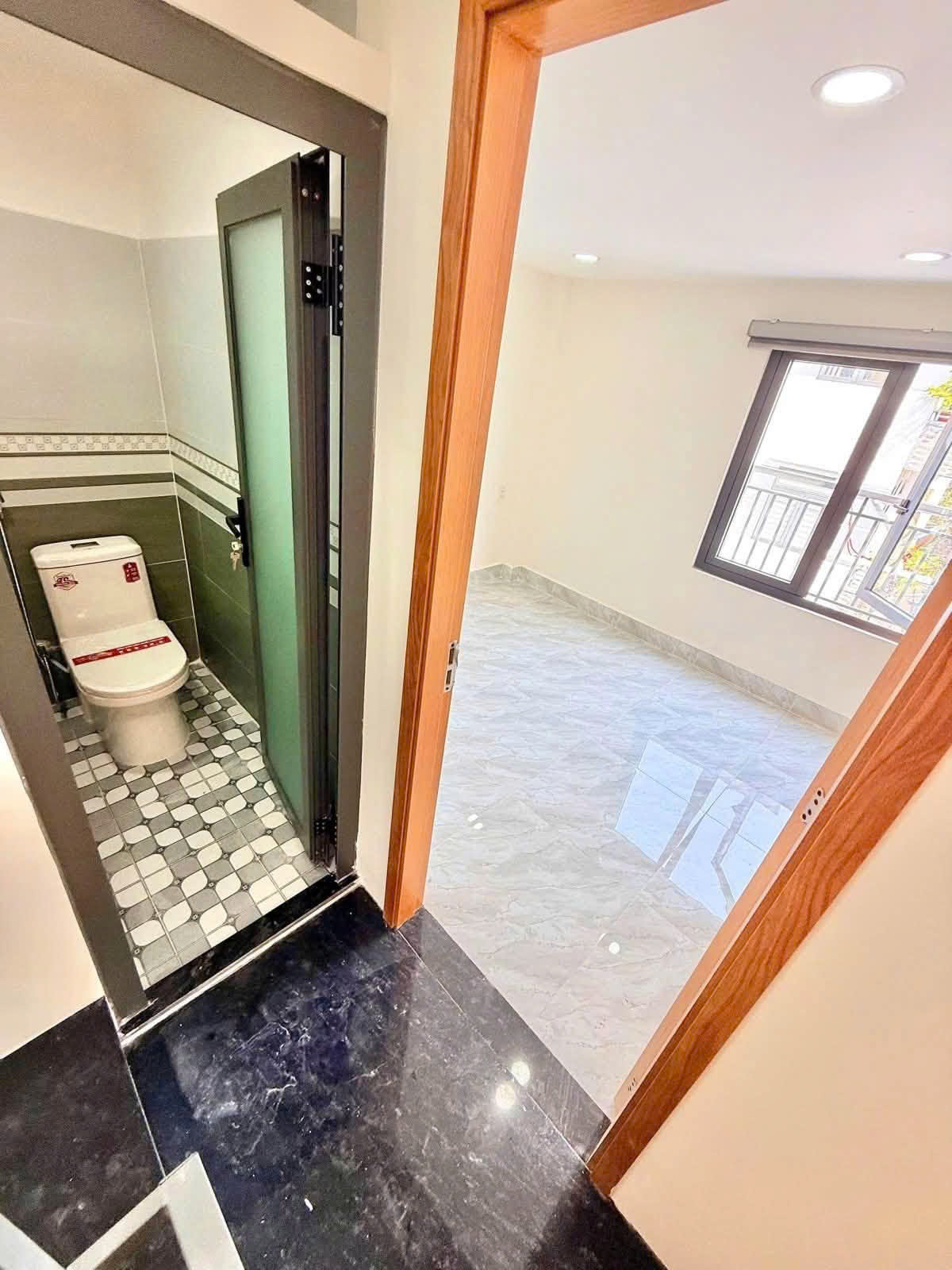 Bán Nhà Mặt tiền Đồng Xoài - giao Cộng Hòa, K300, 4,3x4,5m, 5 Tầng - 3PN, 5,8 Tỷ. 16008802