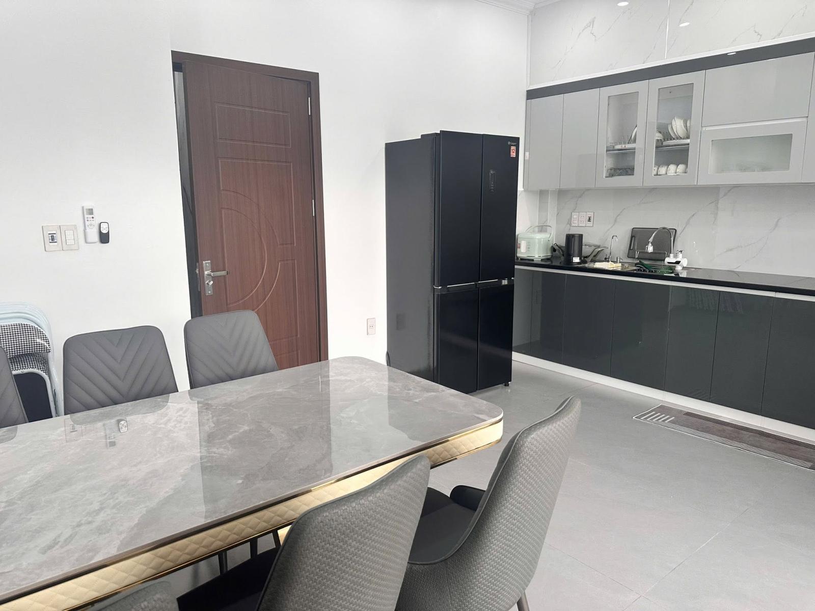 Cho thuê nhà 4 tầng, có thang máy KĐT phía Tây Nam Cường, TP HD, 64m2, mt 4m, 4 ngủ 16008856