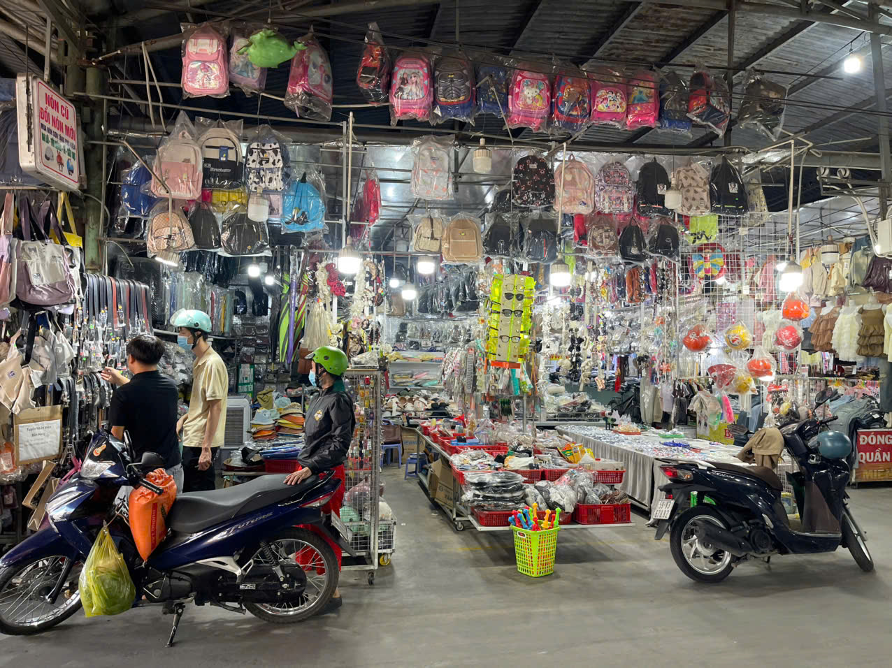 SANG RẺ SẠP GÓC VỊ TRÍ ĐẮC ĐỊA NGAY GẦN MT CỔNG CHÍNH CHỢ QUANG VINH 3, SẠP TÚI XÁCH, PHỤ KIỆN, ĐỒ 16009400