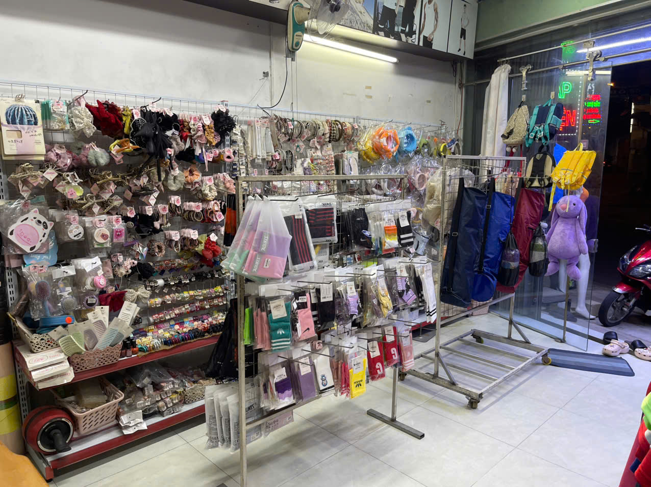 Sang Lại Shop Thời Trang Thể Thạo , MT đường Tân Hoà Đông, BTĐ , MB thuê chỉ : 6 tr, Tel : 16009405