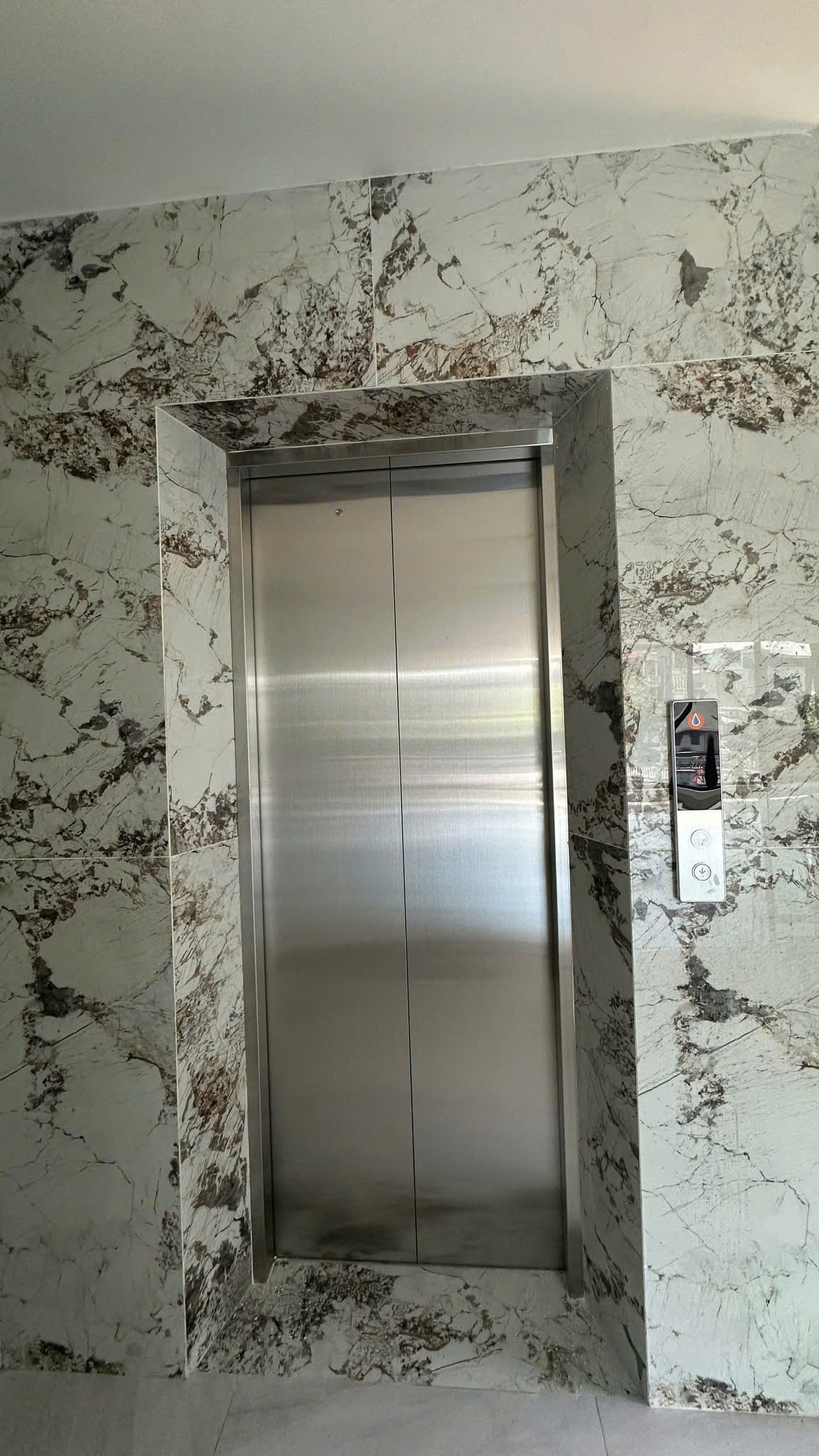 Cho thuê nhà, Chùa Láng, Nguyễn Chí Thanh, THANG MÁY; 149m2* 5T -68 tr 16009854