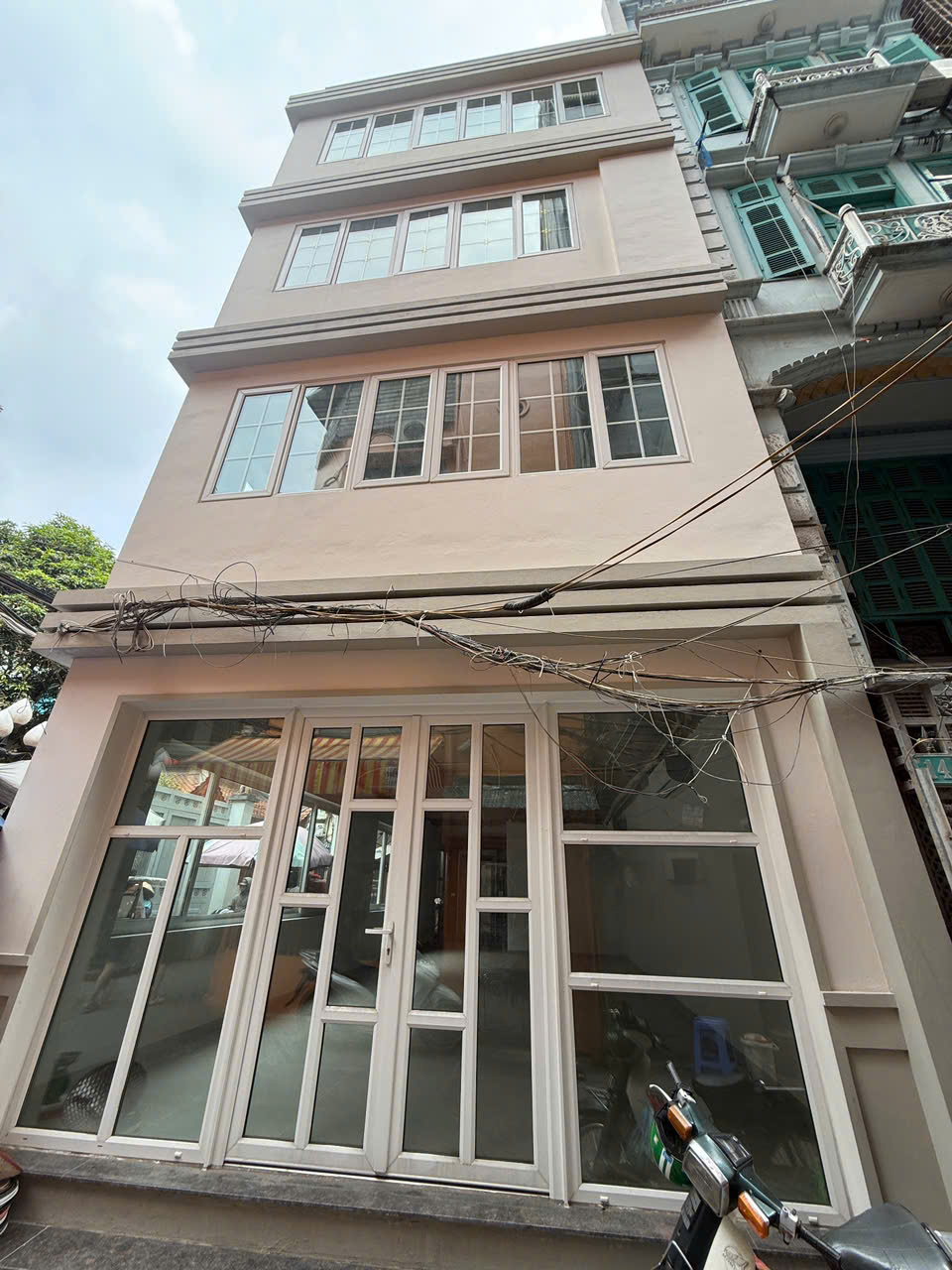CHO THUÊ NHÀ LÔ GÓC LÁNG HẠ  85M² × 4,5 TẦNG  THANG MÁY  40 TRIỆU/THÁNG 16009962