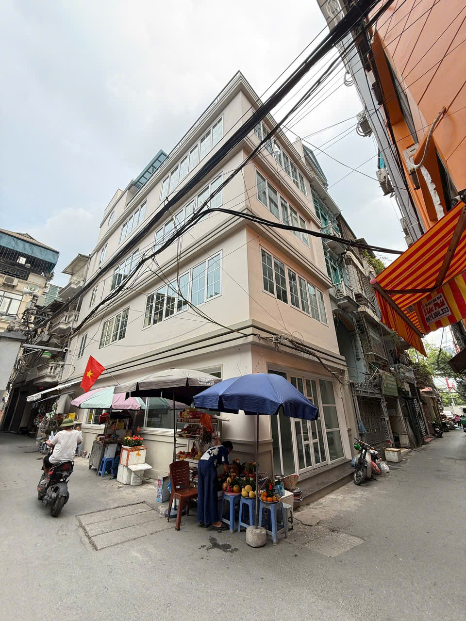 CHO THUÊ NHÀ LÔ GÓC LÁNG HẠ  85M² × 4,5 TẦNG  THANG MÁY  40 TRIỆU/THÁNG 16009962