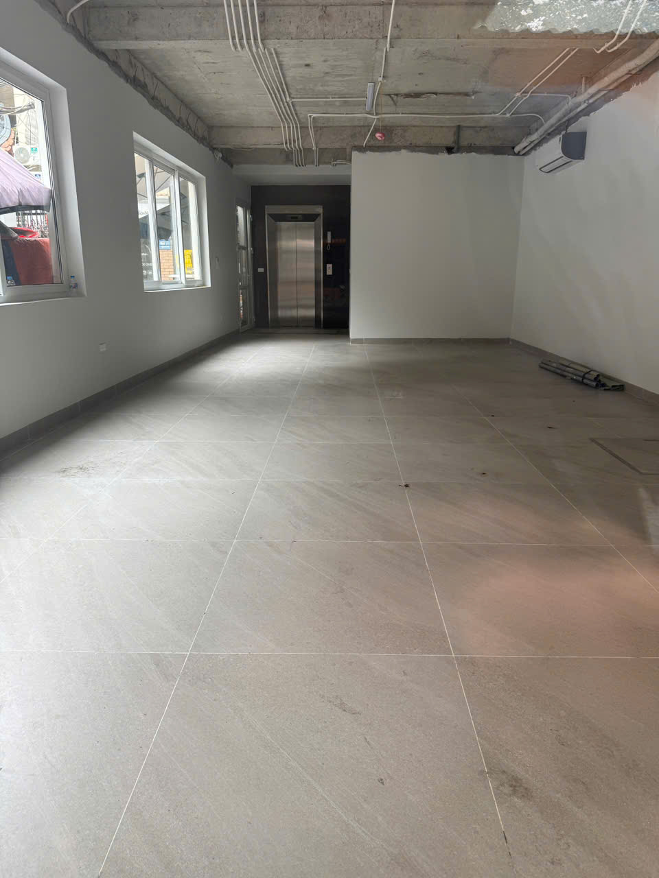 CHO THUÊ NHÀ LÔ GÓC LÁNG HẠ  85M² × 4,5 TẦNG  THANG MÁY  40 TRIỆU/THÁNG 16009962