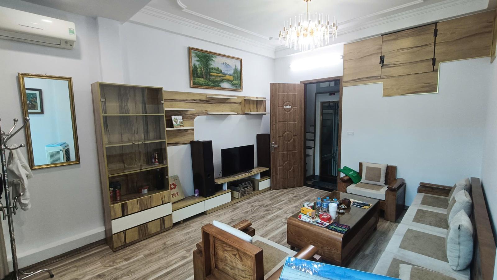 CHO THUÊ NHÀ NGÕ 1xx NGUYỄN CHÍ THANH – ĐỐNG ĐA  5 TẦNG  THANG MÁY  8PN  30 TRIỆU/THÁNG 16009968