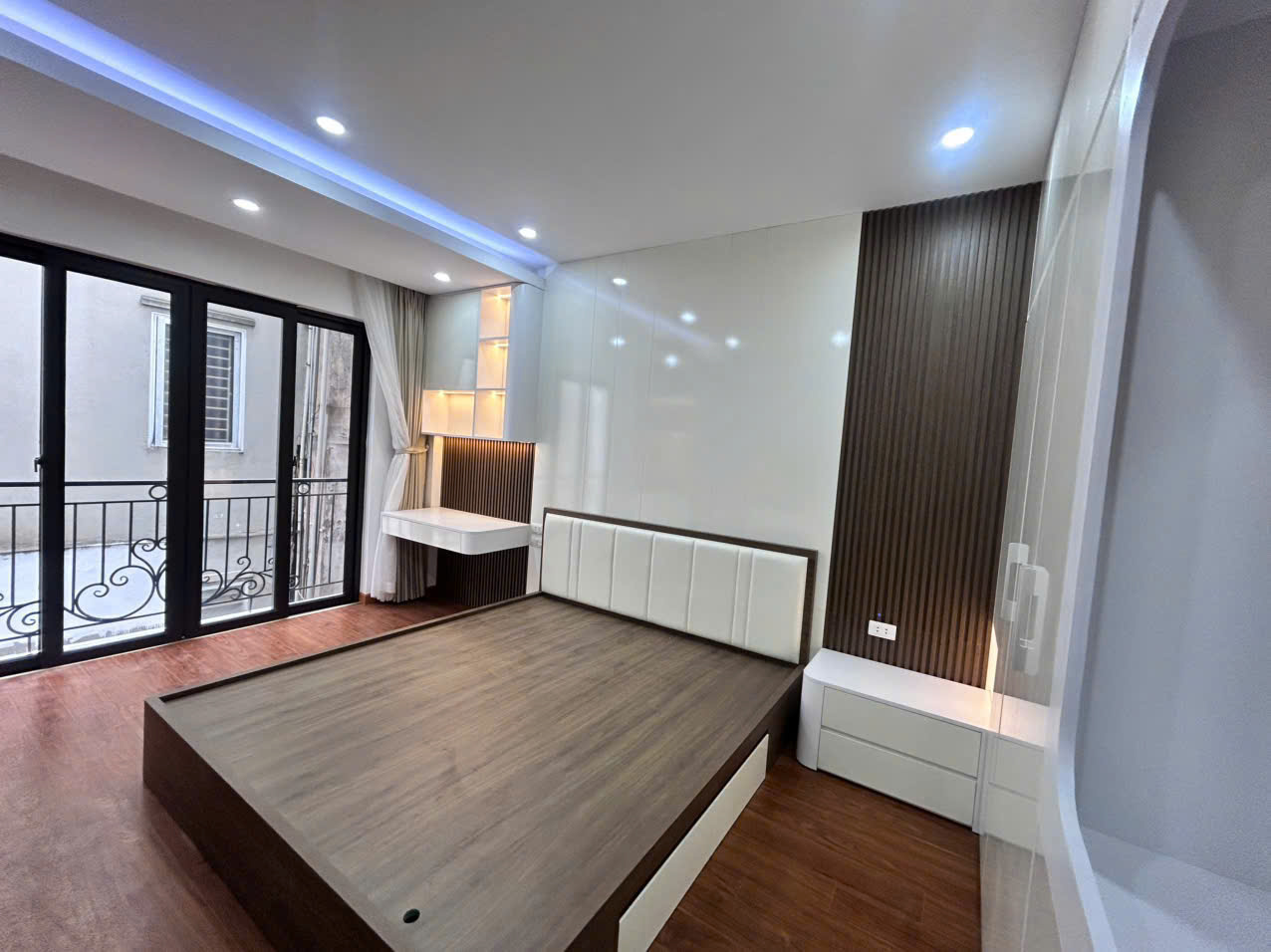 CHO THUÊ NHÀ XÂY MỚI CÓ THANG MÁY – KHÂM THIÊN, ĐỐNG ĐA  6 TẦNG  4PN  17 TRIỆU/THÁNG 16009985