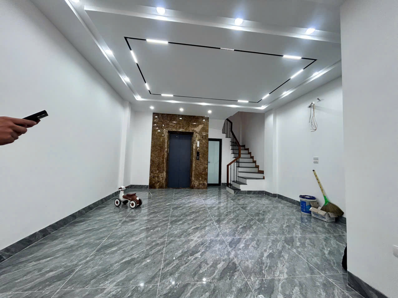 CHO THUÊ NHÀ XÂY MỚI CÓ THANG MÁY – KHÂM THIÊN, ĐỐNG ĐA  6 TẦNG  4PN  17 TRIỆU/THÁNG 16009985