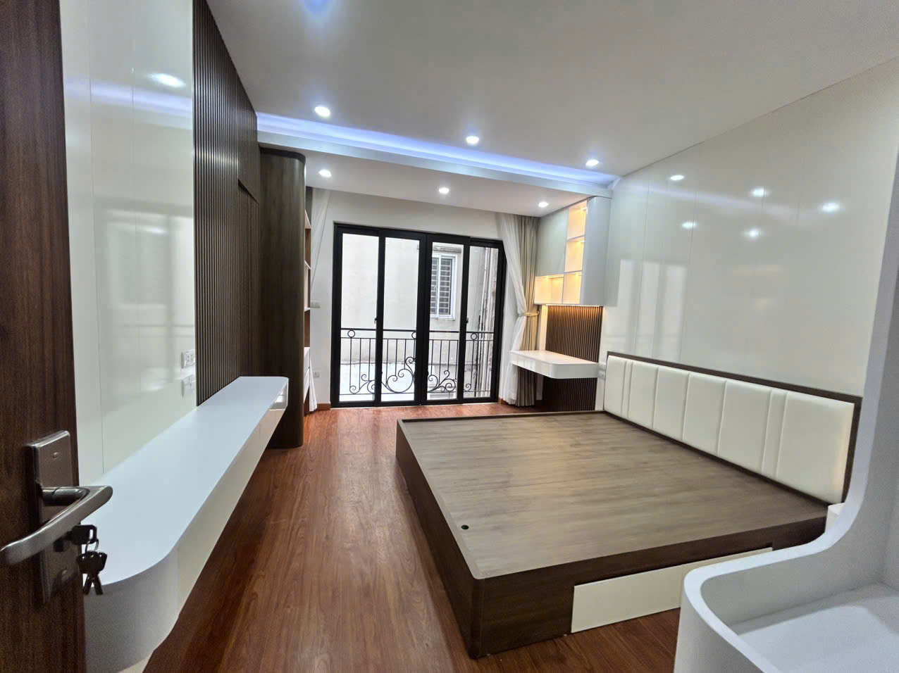 CHO THUÊ NHÀ XÂY MỚI CÓ THANG MÁY – KHÂM THIÊN, ĐỐNG ĐA  6 TẦNG  4PN  17 TRIỆU/THÁNG 16009985