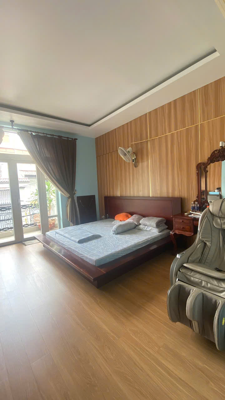 Bán nhà 140m2, 3 tầng, đường Lê Văn Chí, Linh Trung, Thủ Đức, TP HCM, sổ hồng riêng. Giá 12,9 tỷ. 16010043
