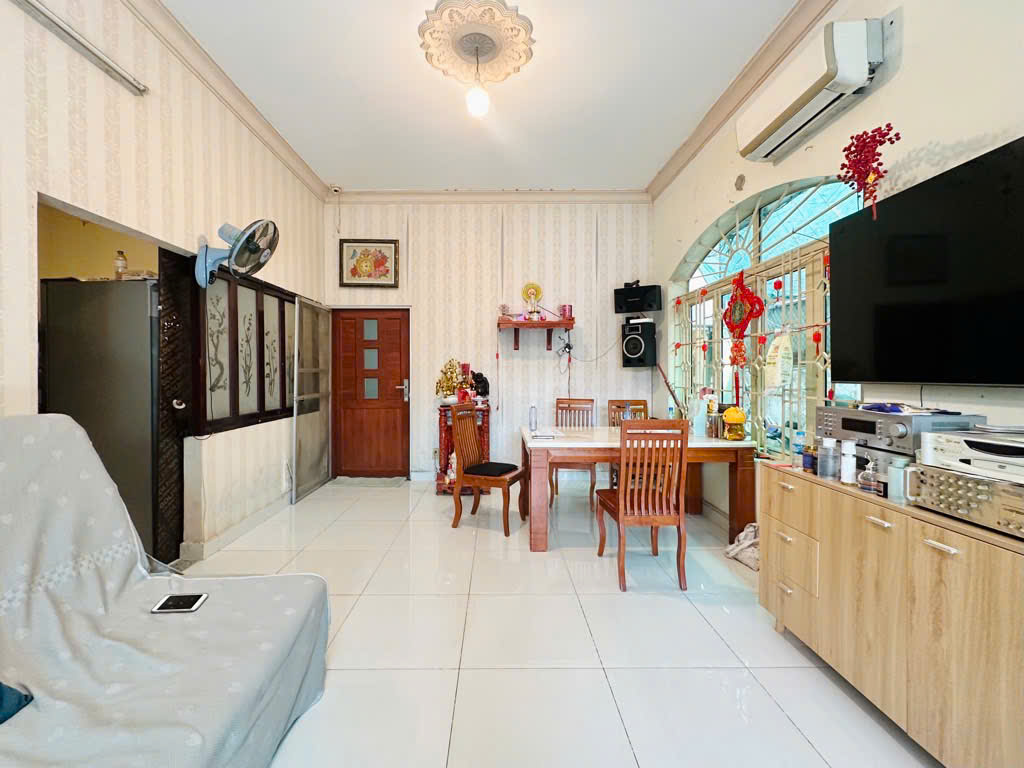 BIỆT THỰ SÂN VƯỜN GÒ VẤP - DT 10.5x28.5M FULL THỔ - KHU PHÂN LÔ ĐƯỜNG NHỰA XE TẢI TẬN CỬA - 30M RA MẶT TIỀN - CHỈ 70 TRIỆU/ M2.  16010340