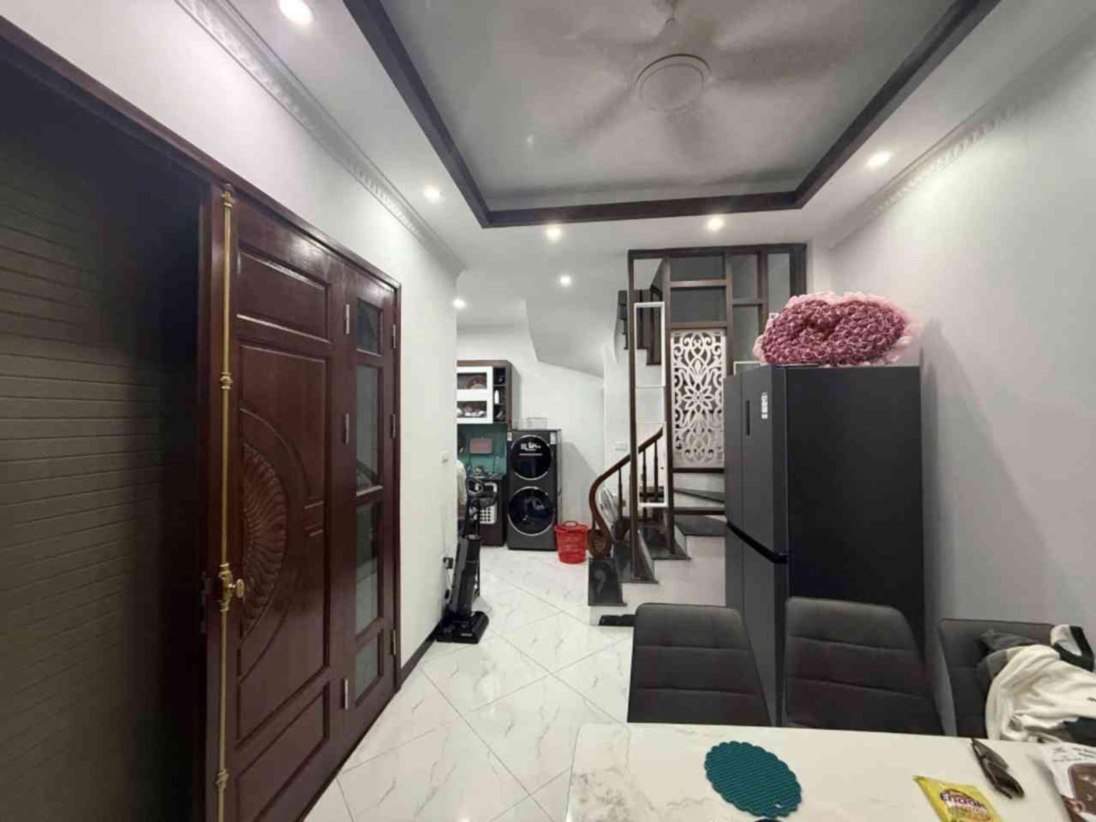 Phố Trạm ô tô lùi cửa 6 tỷ 30m gần sát phố,Long biên sổ đỏ 16010449