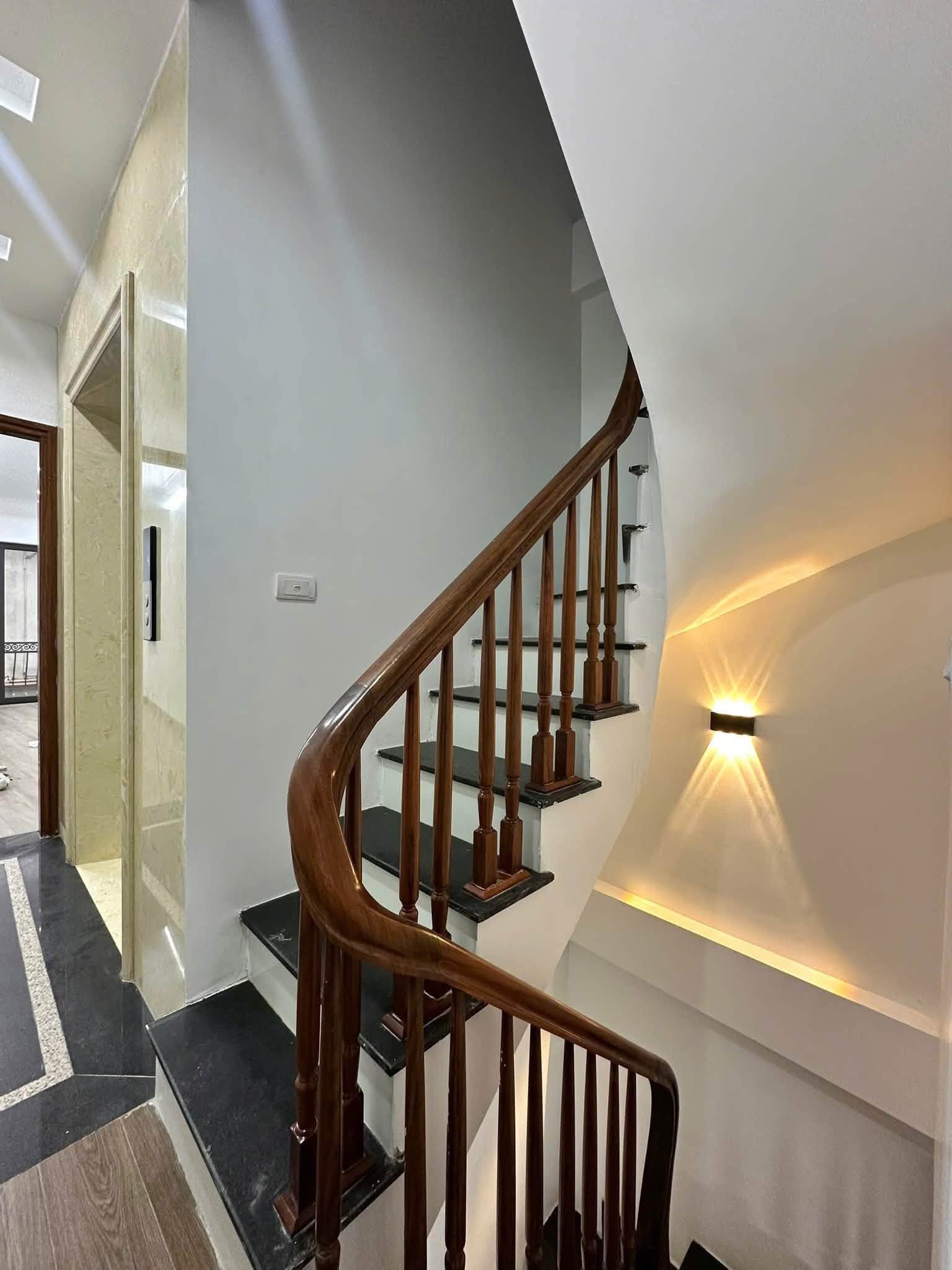 NHÀ ĐẸP ĐÊ LA THÀNH – 39M² – MT 4M – 5 TẦNG – THANG MÁY – Ô TÔ ĐỖ CỬA – KINH DOANH 16010707