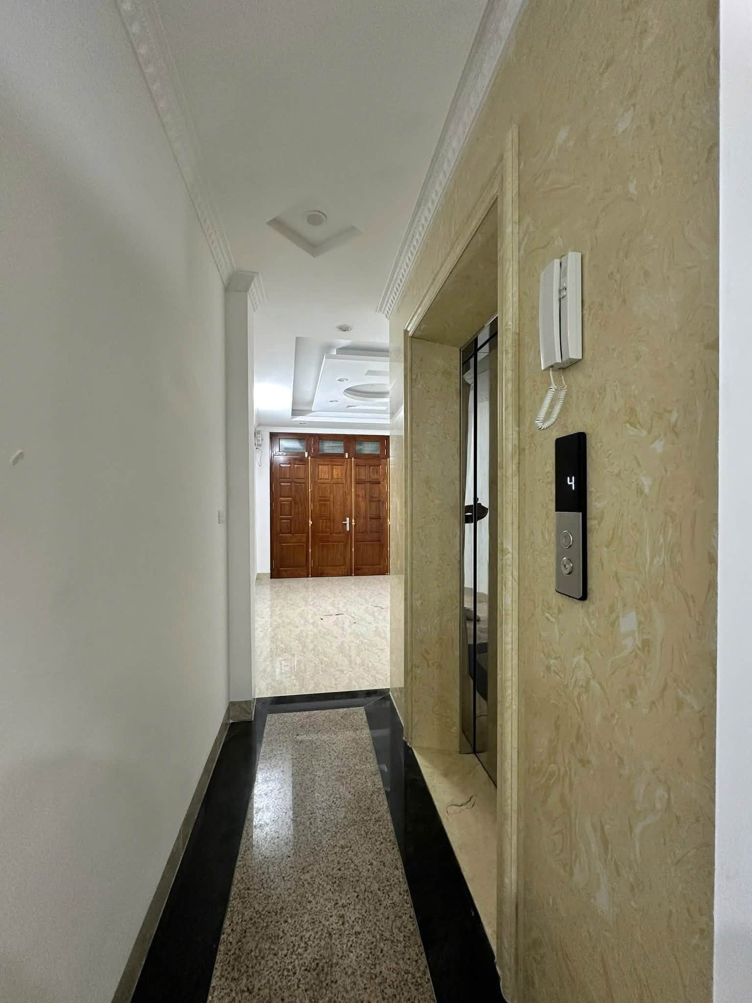 NHÀ ĐẸP ĐÊ LA THÀNH – 39M² – MT 4M – 5 TẦNG – THANG MÁY – Ô TÔ ĐỖ CỬA – KINH DOANH 16010707