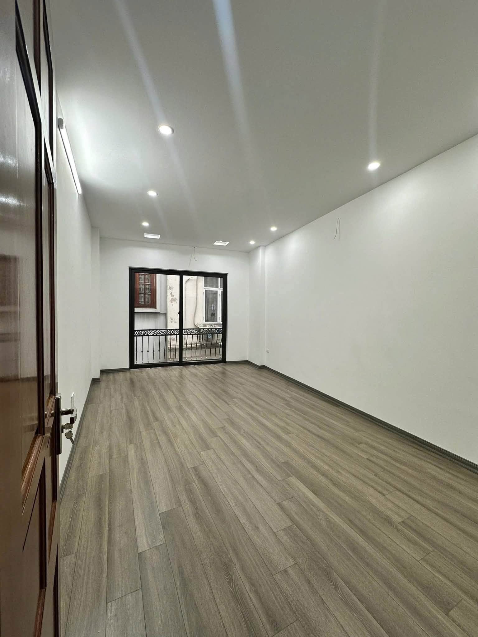 NHÀ ĐẸP ĐÊ LA THÀNH – 39M² – MT 4M – 5 TẦNG – THANG MÁY – Ô TÔ ĐỖ CỬA – KINH DOANH 16010707