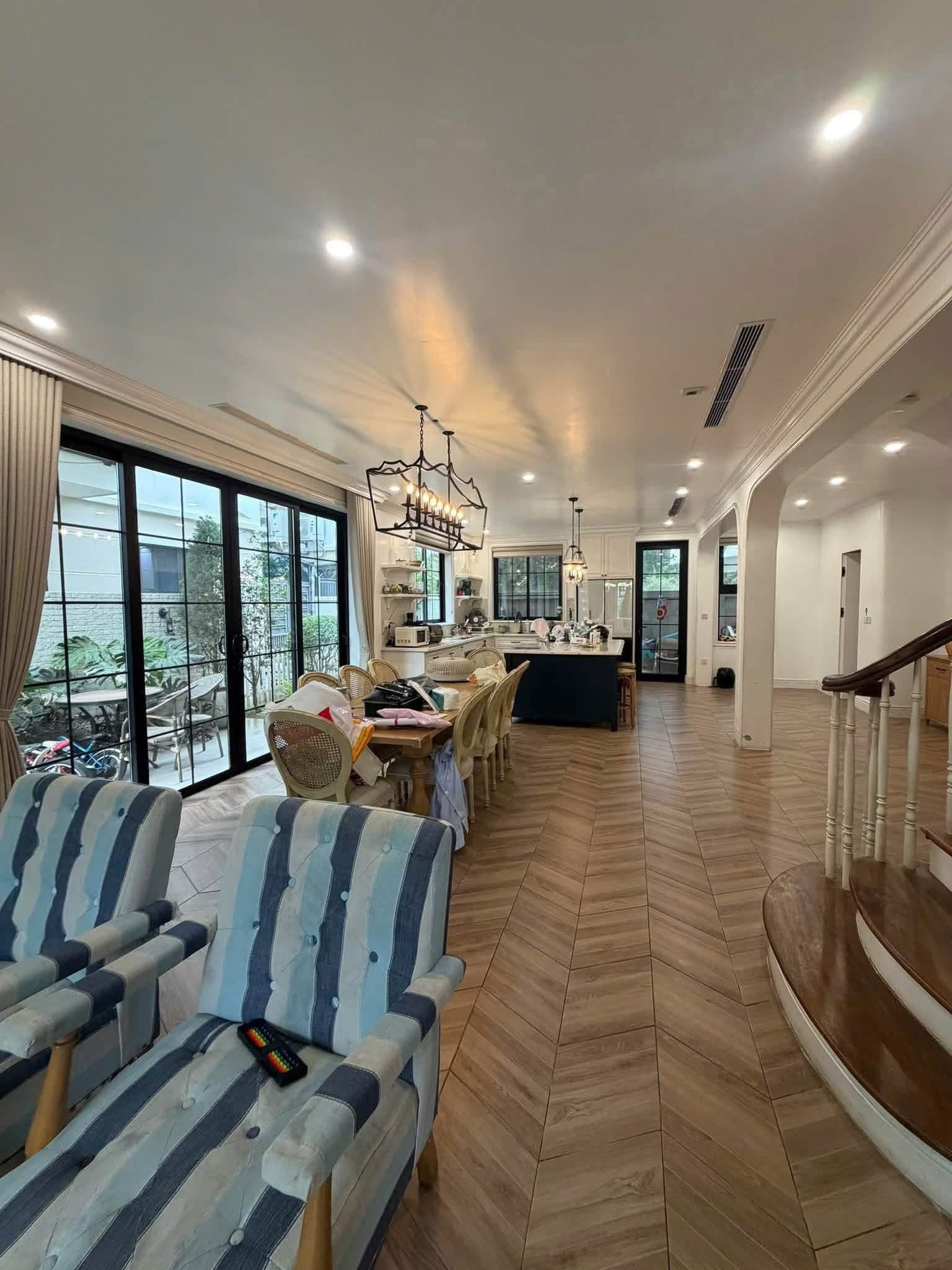 Bán căn biệt thự 3 tầng thuộc KĐT sinh thái Ecopark Hải Dương, 200m2, mặt tiền 10m, full nội thất 16010788