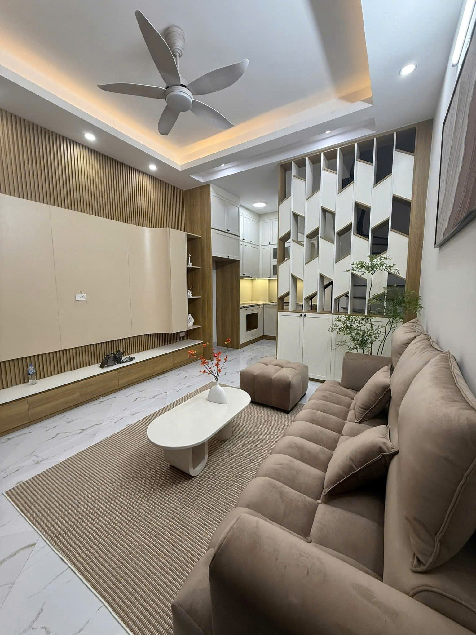 Cho Thuê nhà Nguyên Căn Nguyễn Văn Cừ- 40m 6 tầng thang máy -full nội thất 13tr/tháng 16011450
