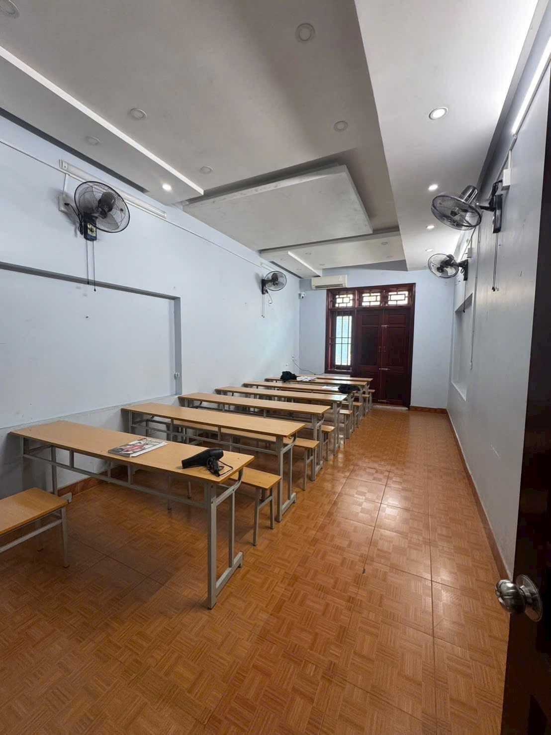 Cho thuê lâu dài nhà mặt phố khu Đông Nam Cường, TP HD, 140m2, mt 8m, 3.5 tầng, vị trí đẹp, giá tốt 16011487