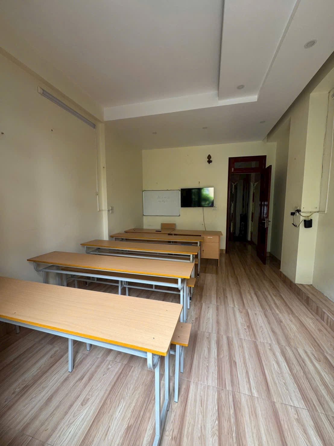 Cho thuê lâu dài nhà mặt phố khu Đông Nam Cường, TP HD, 140m2, mt 8m, 3.5 tầng, vị trí đẹp, giá tốt 16011487