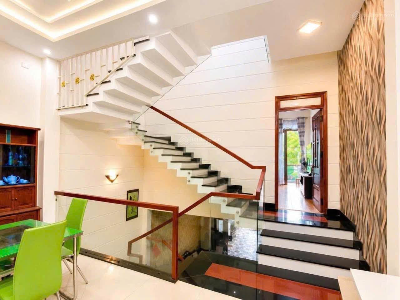 Bán nhà 3 tầng 3 mê đúc đường Nguyễn Khang, trung tâm Thanh Khê. 16011616