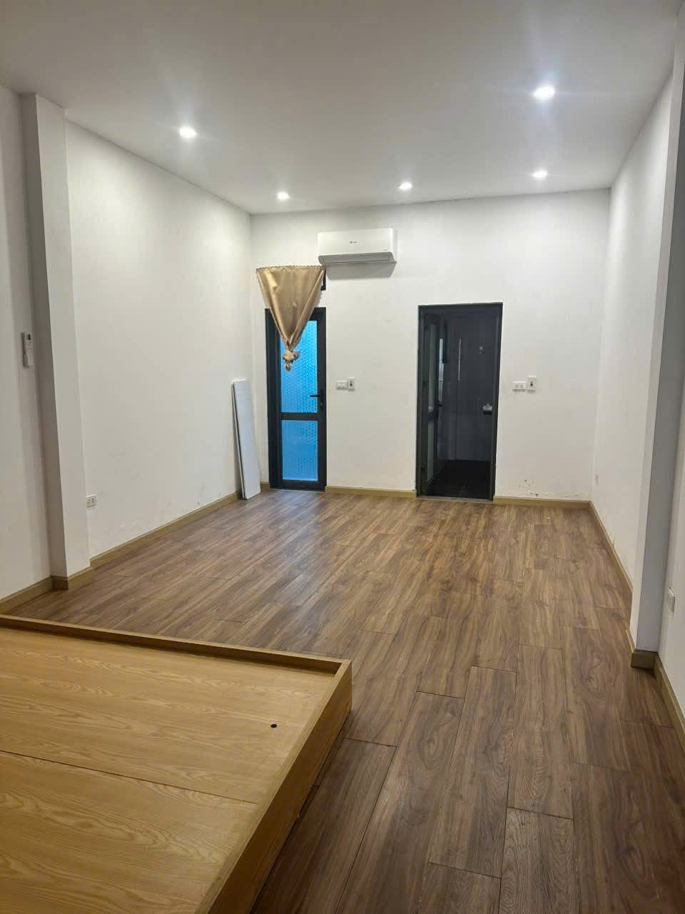 Cho thuê nhà Nguyên Căn Nguyến Sơn 63m 4 tầng 4 ngủ full Nội thất 9tr/ tháng 16011677