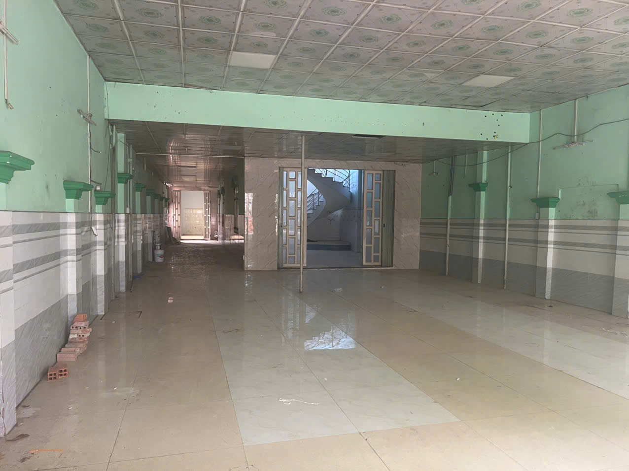 CHO THUÊ 320M2 NHÀ VÀ KHO HẺM XE TẢI NHỎ GẦN VÒNG XOAY AN LẠC 16011759