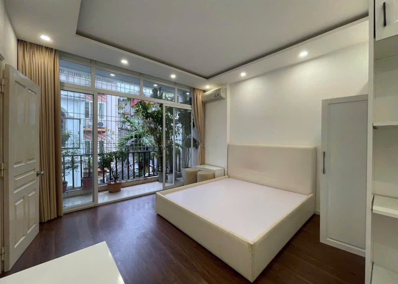 CHO THUÊ NHÀ MP ĐÊ LA THÀNH – ĐỐNG ĐA  50M² × 4 TẦNG  4PN  3WC  18 TRIỆU/THÁNG 16011969