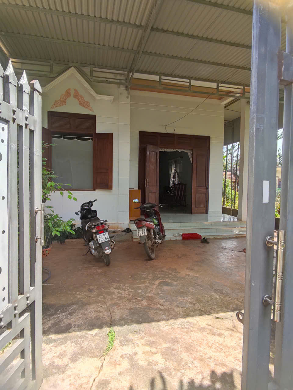 Chính chủ cần bán nhanh lô đất 2 mặt tiền, có sẵn nhà kiên cố, gần Quốc lộ 26 16011972