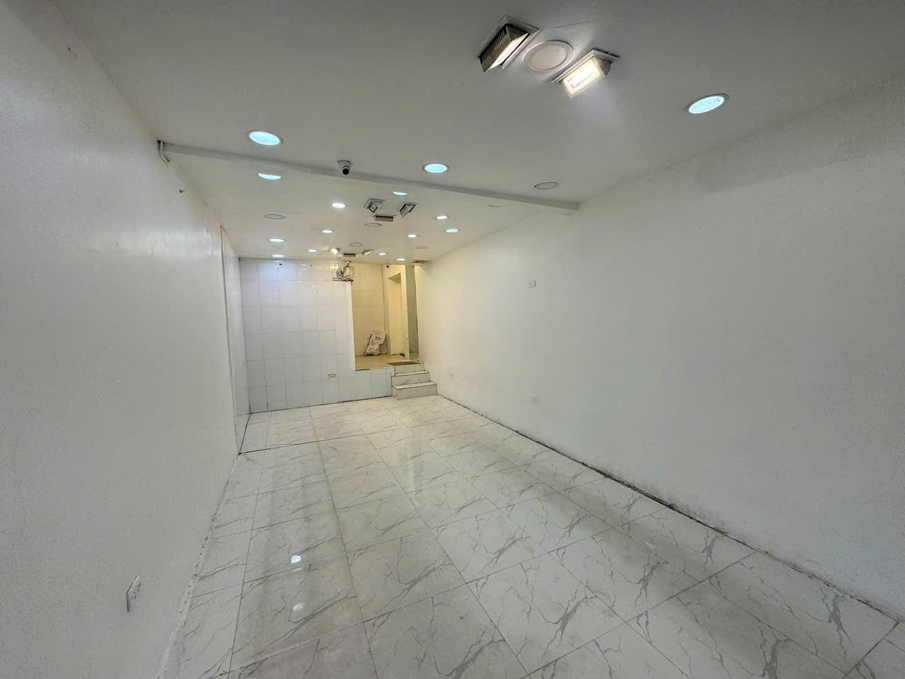 Chính chủ cho thuê MẶT BẰNG MẶT TIỀN phố HUỲNH THÚC KHÁNG Đống Đa, Hà Nội 16012074