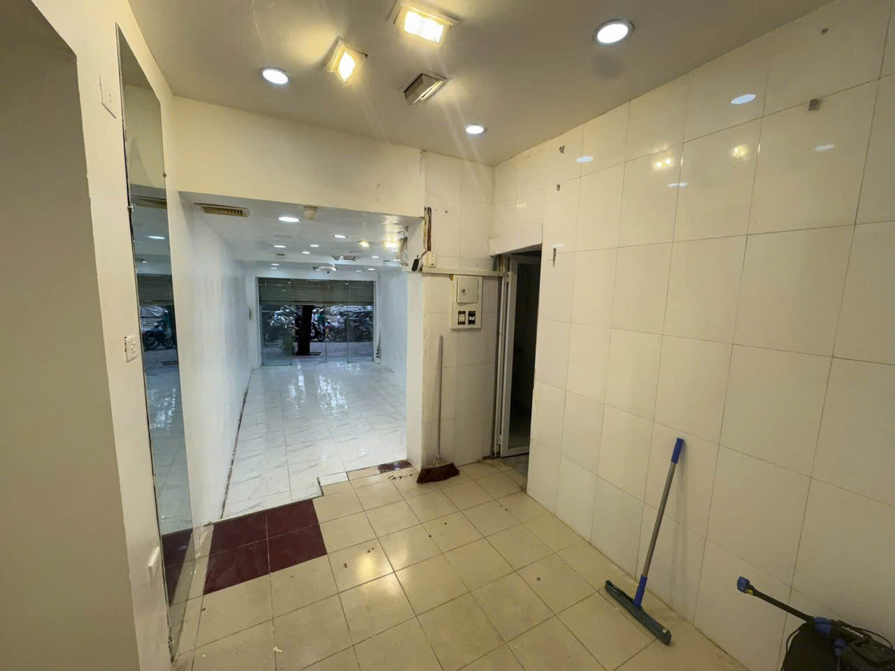 Chính chủ cho thuê MẶT BẰNG MẶT TIỀN phố HUỲNH THÚC KHÁNG Đống Đa, Hà Nội 16012074