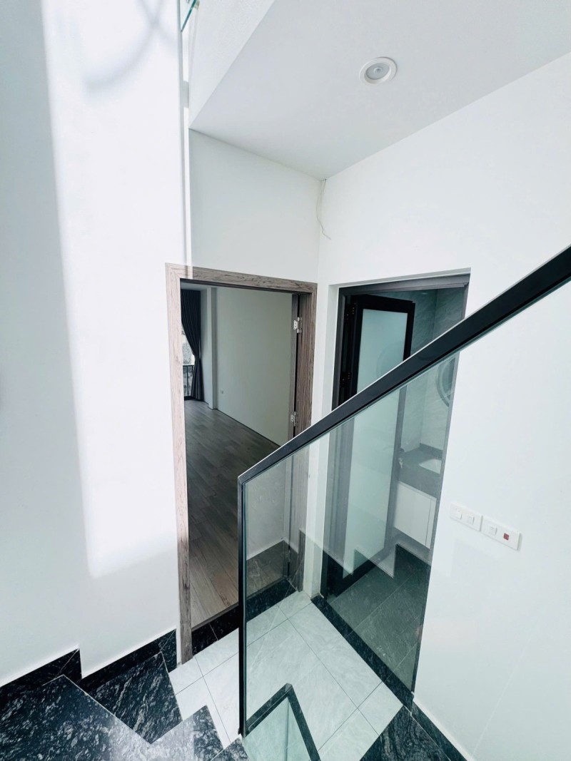 Bán nhà Ngọc Thuỵ,Long Biên 5 tầng,35m oto đỗ cổng nhỉnh 8 tỷ 16012207
