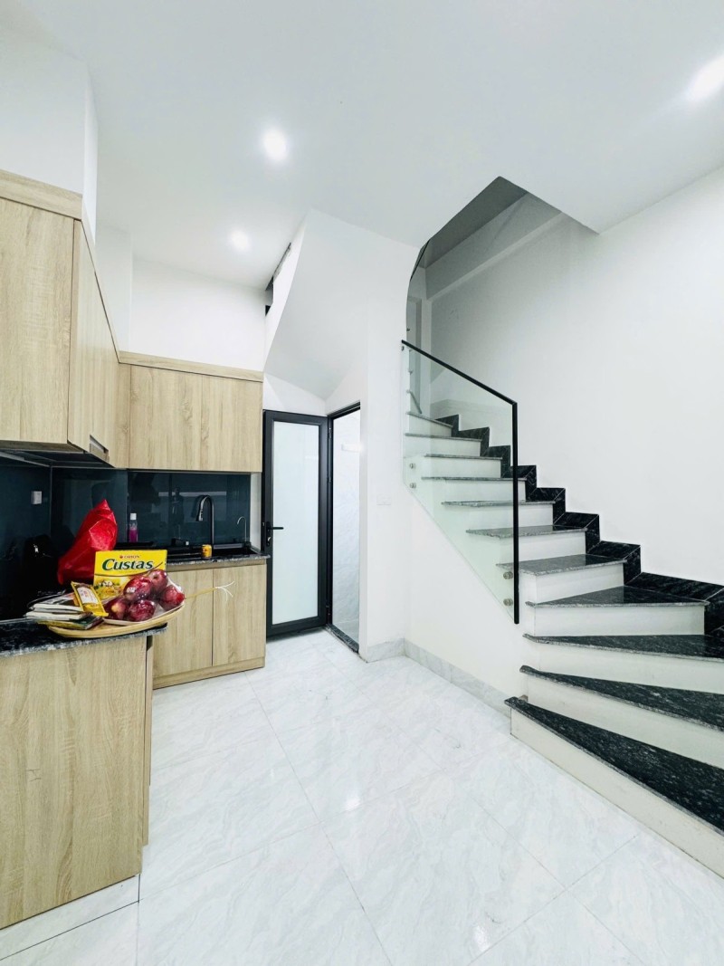 Bán nhà Ngọc Thuỵ,Long Biên 5 tầng,35m oto đỗ cổng nhỉnh 8 tỷ 16012207