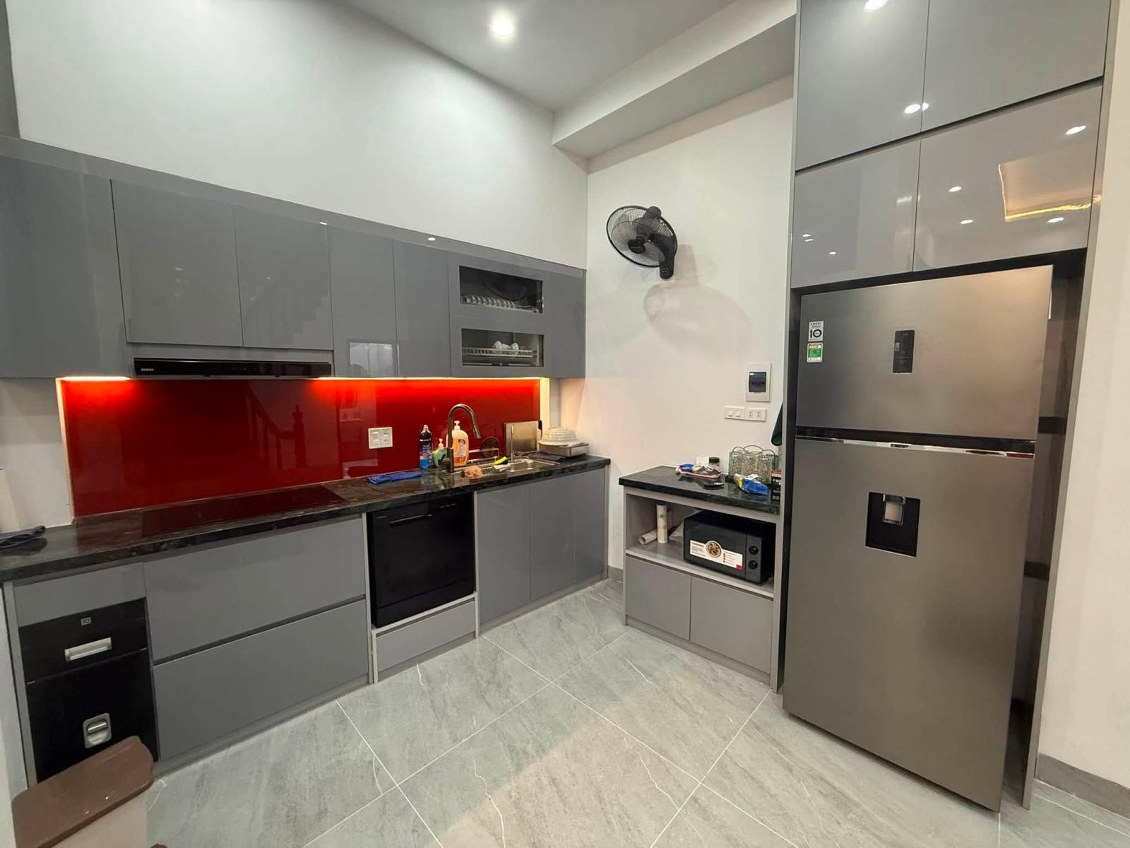 Bán nhà Nguyễn Công Trứ, 40m2, 5 tầng, mặt tiền 4m, 15.5 tỉ, cách mặt phố 1 nhà, ngõ rộng thoáng, 16012304