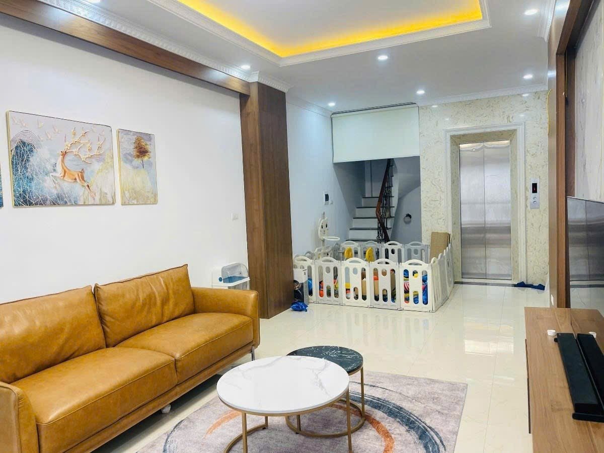 Bán Nhà Lạc Long Quân. Cầu Giấy. 6 Tầng Thang Máy. DT 35m2. MT 3.4m. Giá 10.8 Tỷ. 16012546