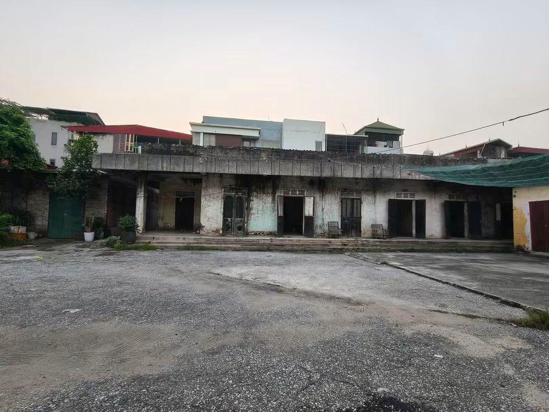 Tìm khách thuê KHO, 700m2, mt25m, 45k/m2, thị trấn Đông Anh.
+ Sẵn nhà kho với 7 phòng độc lập. 16013045