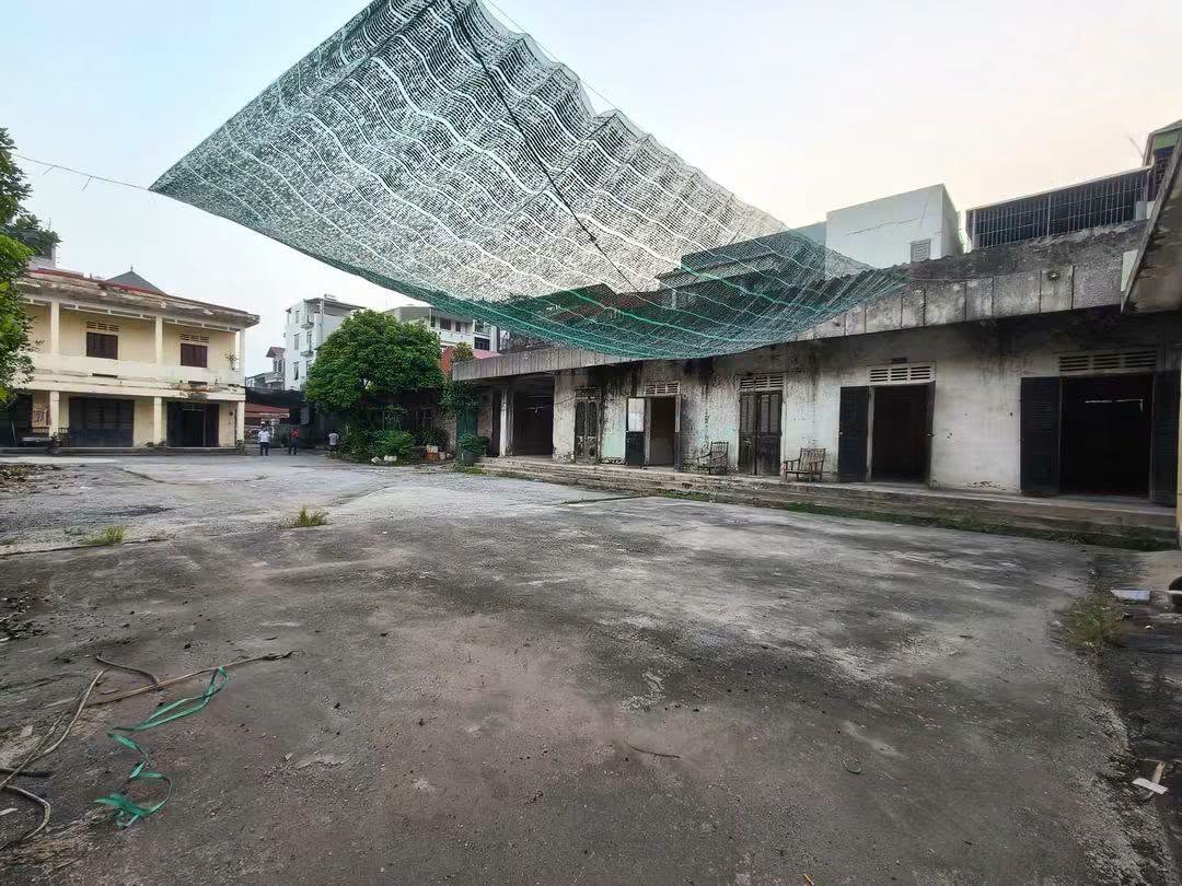 Tìm khách thuê KHO, 700m2, mt25m, 45k/m2, thị trấn Đông Anh.
+ Sẵn nhà kho với 7 phòng độc lập. 16013045