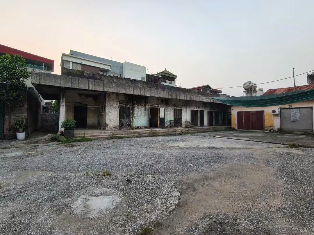 Tìm khách thuê KHO, 700m2, mt25m, 45k/m2, thị trấn Đông Anh.
+ Sẵn nhà kho với 7 phòng độc lập. 16013045